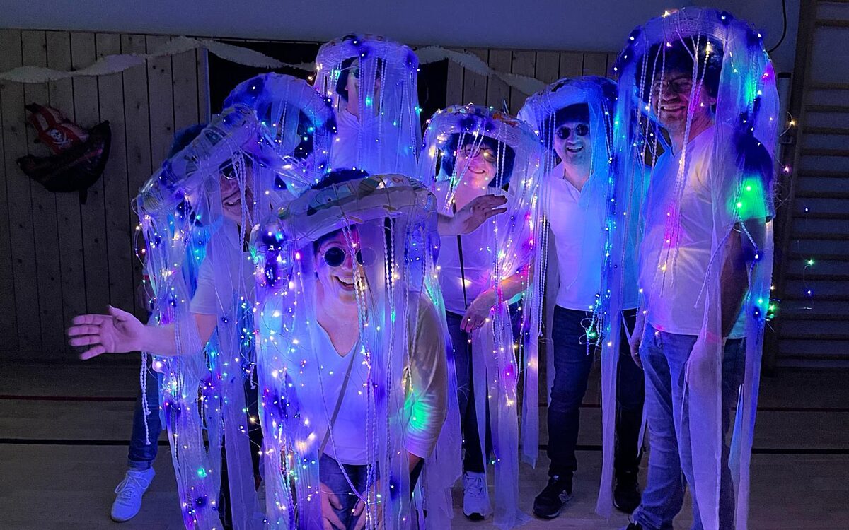 Sabine Sell und Freundinnen als Quallen Sabine Sell und Freundinnen als Quallen