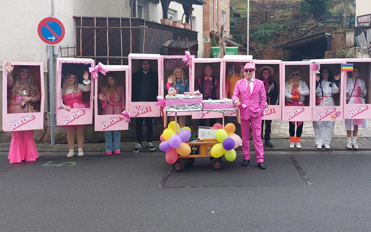 Trachtenverein Heimbuchenthal als Barbie und Ken Trachtenverein Heimbuchenthal als Barbie und Ken