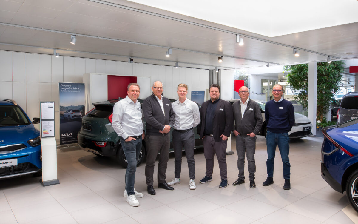 0004 21 gruppenfoto verkaeufer auto weber 11 04 2024 0004 21 gruppenfoto verkaeufer auto weber 11 04 2024