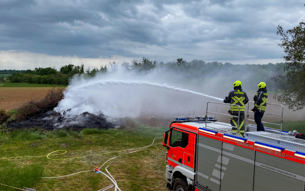 070526 Langenselbold Reisighaufen Brand 4 070526 Langenselbold Reisighaufen Brand 4