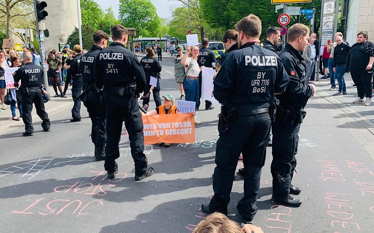 130424 AB Letzte Generation Strassenblockade Herstallturm 1 130424 AB Letzte Generation Strassenblockade Herstallturm 1