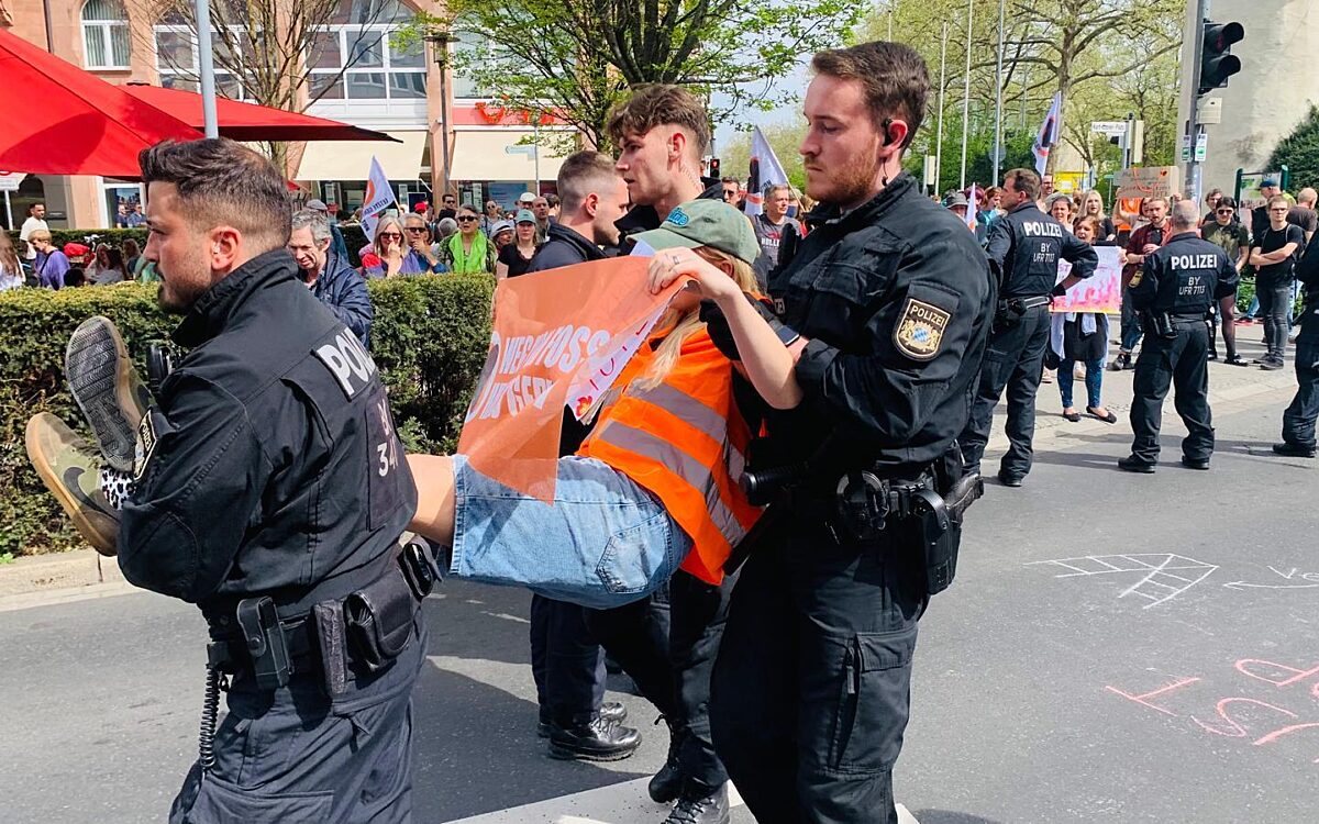 130424 AB Letzte Generation Strassenblockade Herstallturm 2 130424 AB Letzte Generation Strassenblockade Herstallturm 2