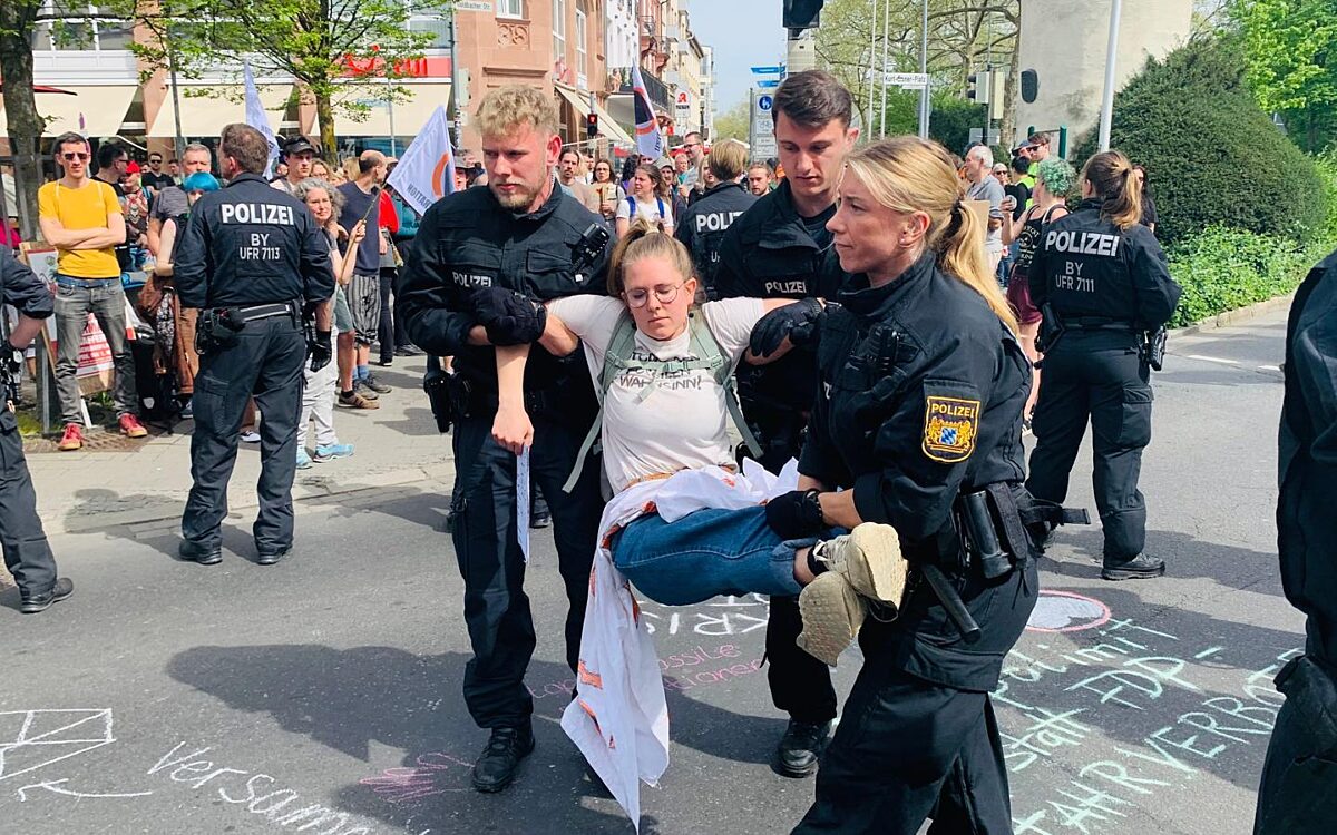 130424 AB Letzte Generation Strassenblockade Herstallturm 3 130424 AB Letzte Generation Strassenblockade Herstallturm 3