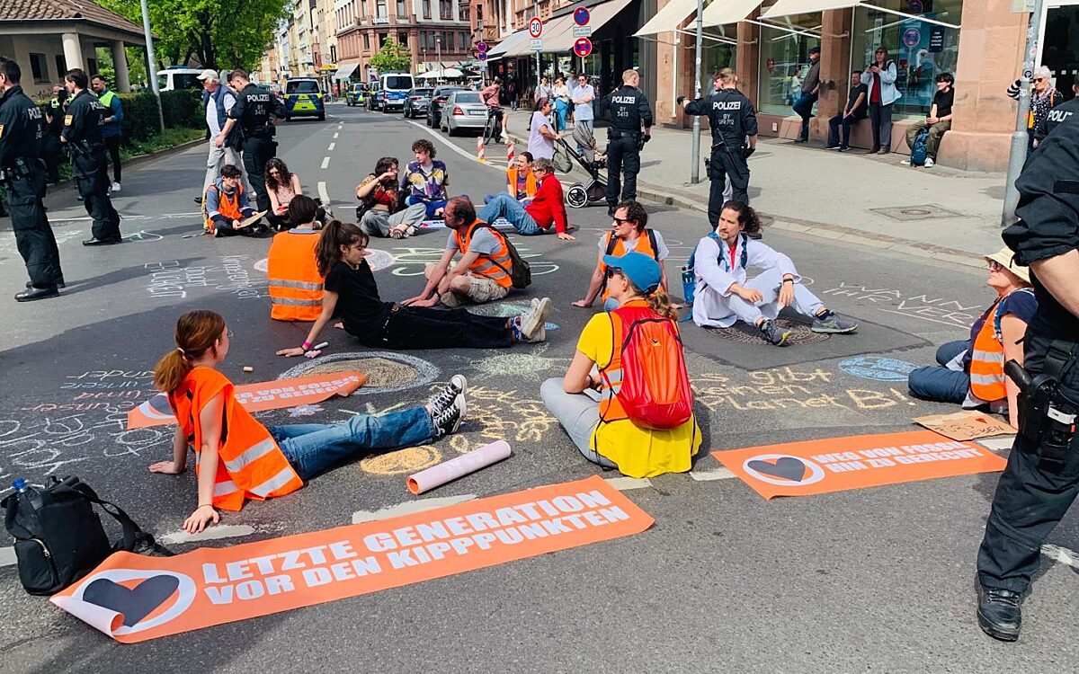 130424 AB Letzte Generation Strassenblockade Herstallturm 6 130424 AB Letzte Generation Strassenblockade Herstallturm 6