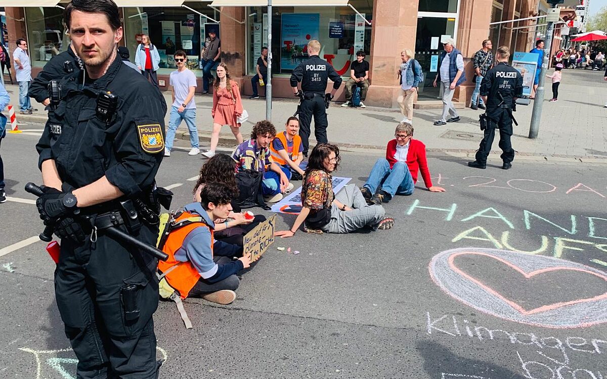 130424 AB Letzte Generation Strassenblockade Herstallturm 8 130424 AB Letzte Generation Strassenblockade Herstallturm 8