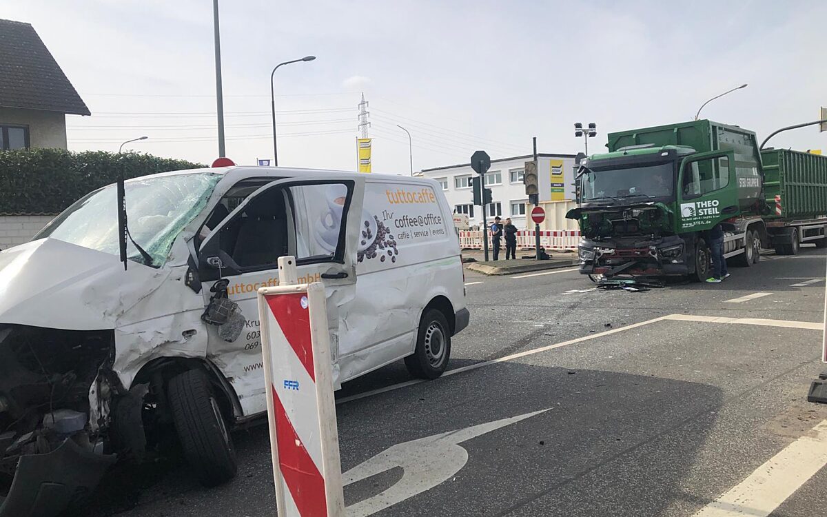 190324 HU Schwerer Verkehrsunfall Zusammenprall Kleinbus und Lkw 1 190324 HU Schwerer Verkehrsunfall Zusammenprall Kleinbus und Lkw 1