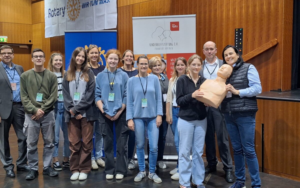 24 10 07 Uebergabe an Kronberg Gymnasium 1 24 10 07 Uebergabe an Kronberg Gymnasium 1