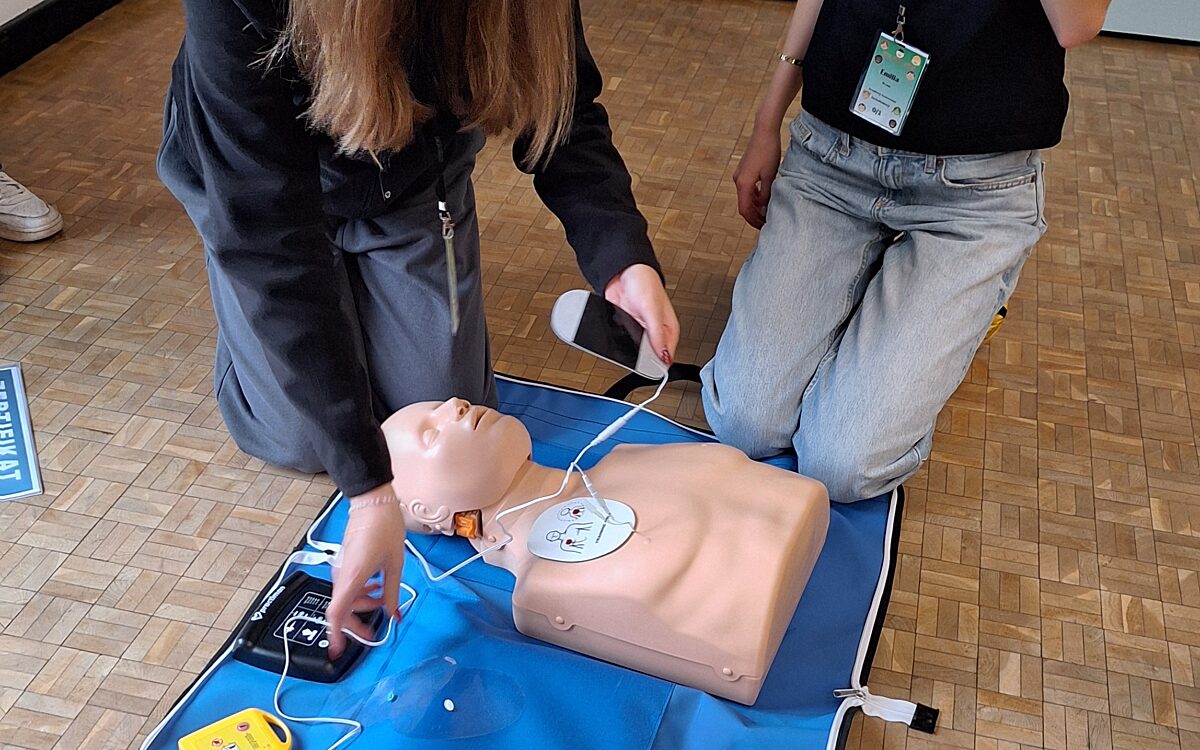 24 10 07 links Mia Rhode rechts Emilia Braun Kronberg Gymnasium 24 10 07 links Mia Rhode rechts Emilia Braun Kronberg Gymnasium