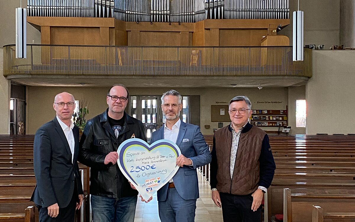 276 Spendenuebergabe Kirche 2500 Euro innen 276 Spendenuebergabe Kirche 2500 Euro innen