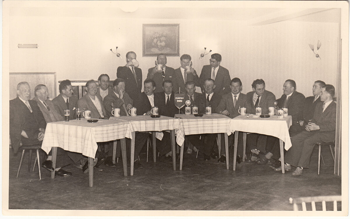 KW03 Dorfkinder Wirtshaussingen frueher 1 KW03 Dorfkinder Wirtshaussingen frueher 1