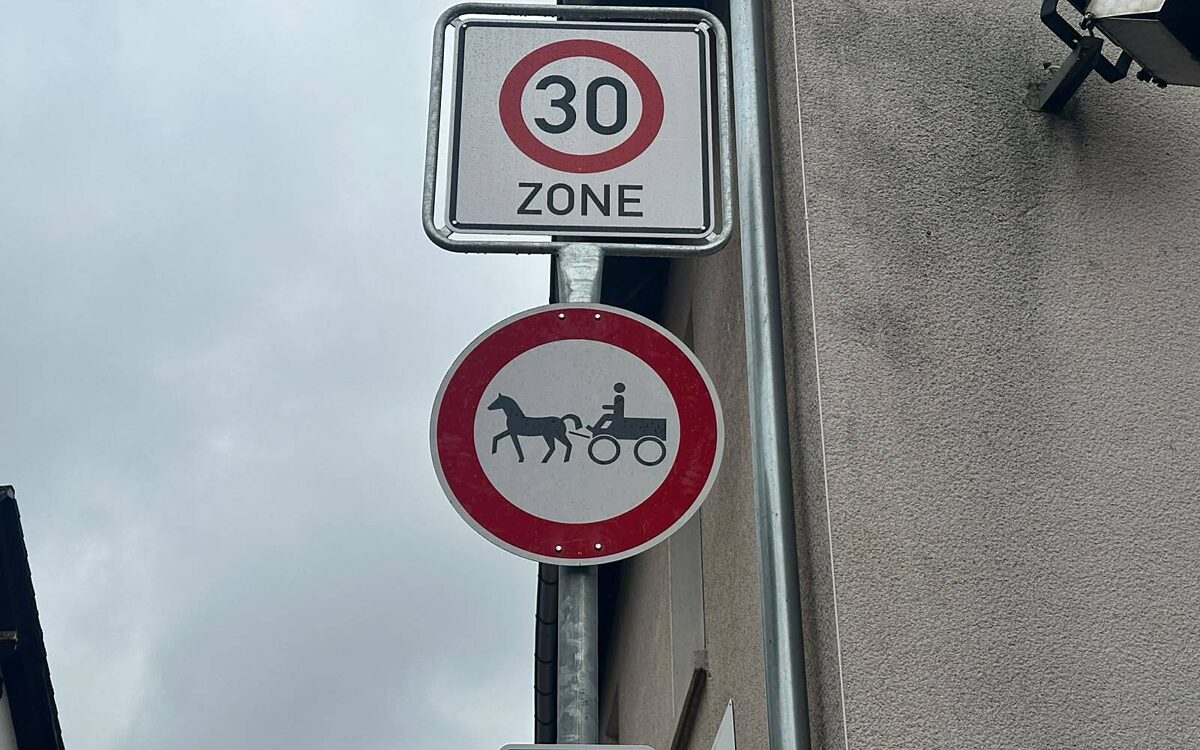 KW30 dubiose Schilder Mespelbrunn KW30 dubiose Schilder Mespelbrunn