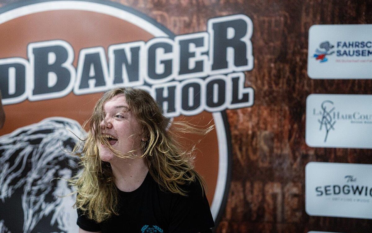 KW40 Headbanging 5 KW40 Headbanging 5
