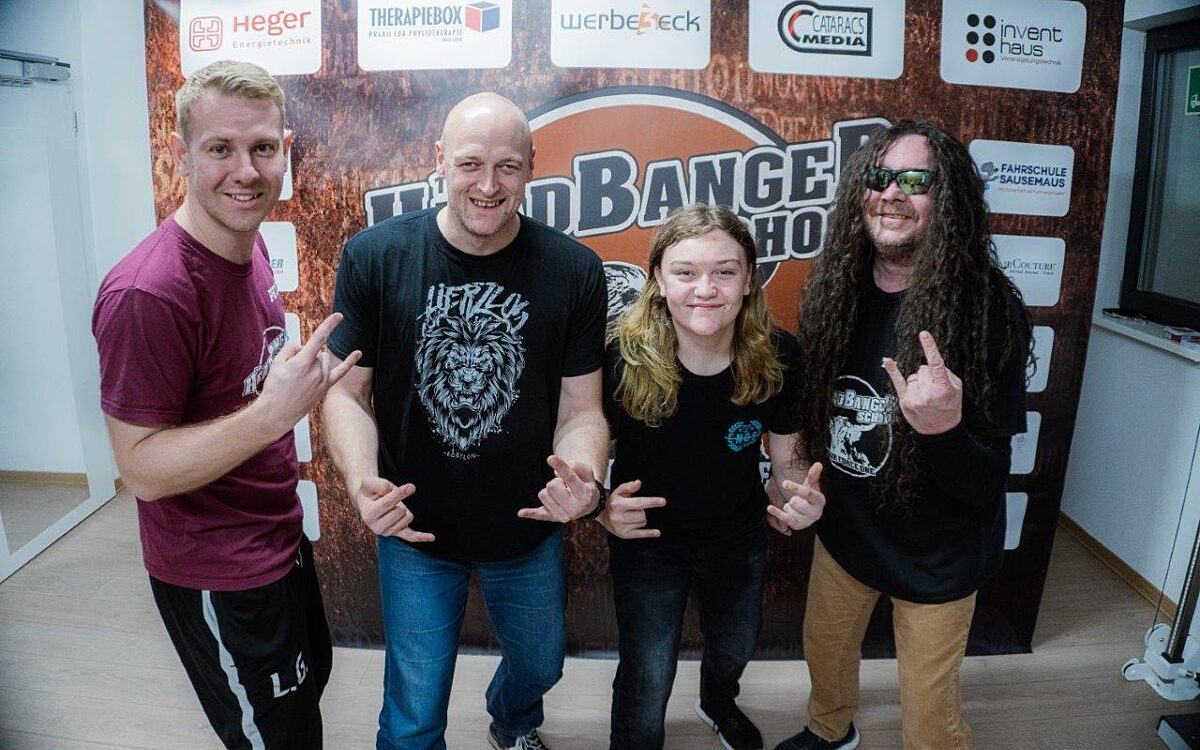 KW40 Headbanging 9 KW40 Headbanging 9