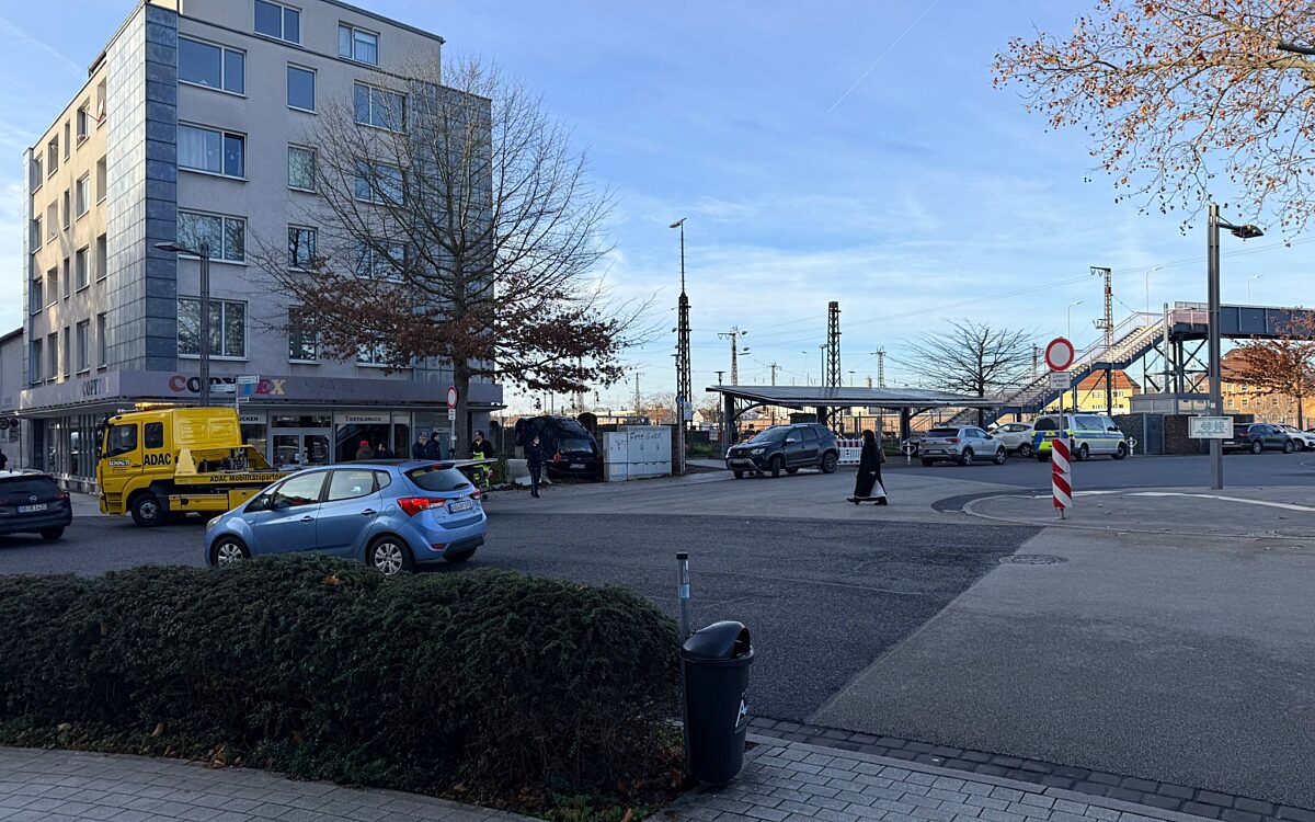 Pkw auf Stromkasten 1 Pkw auf Stromkasten 1