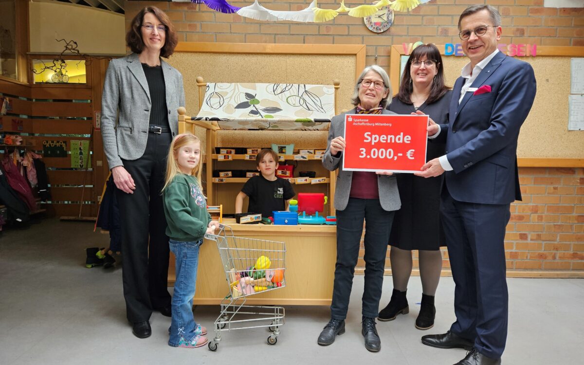 Spendenuebergabe Bildung ist Zukunft