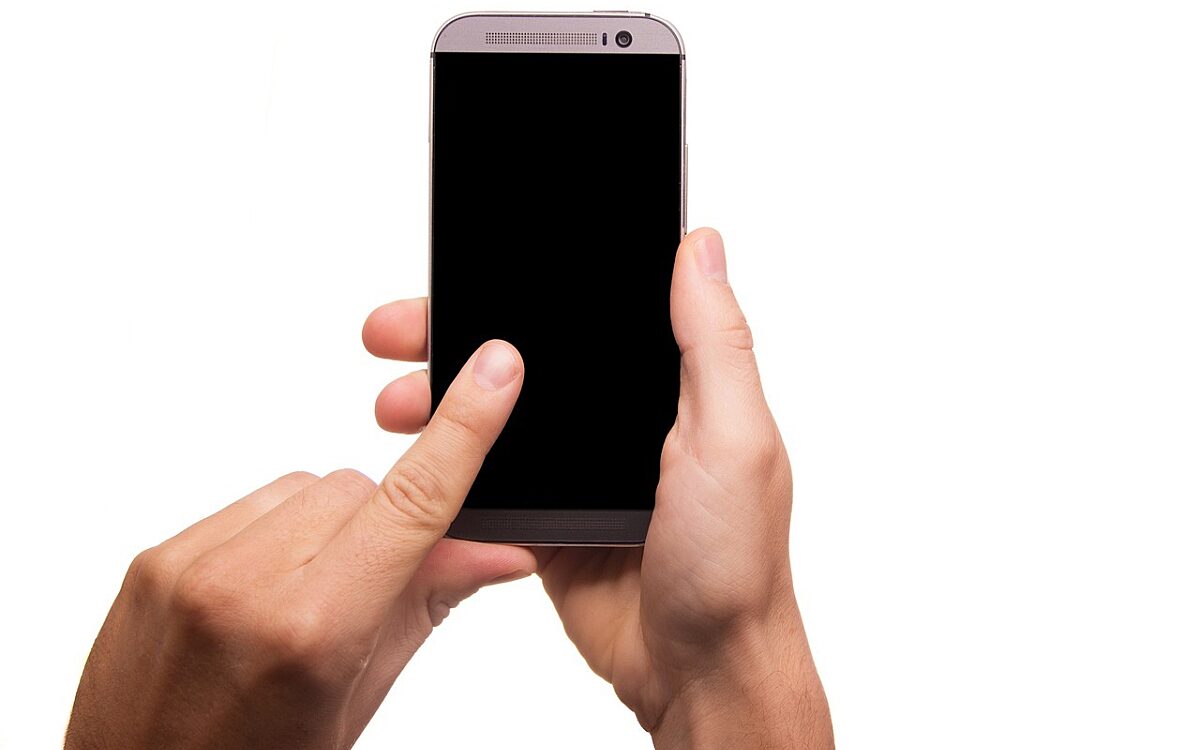 Symbolbild Handy tippen Symbolbild Handy tippen