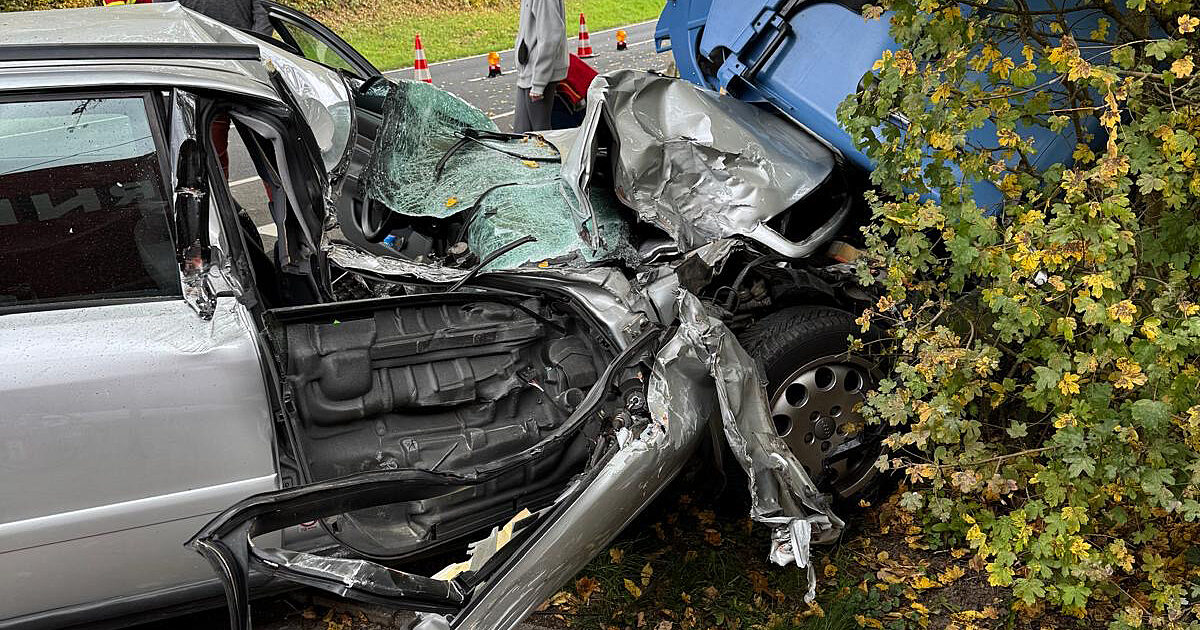 Autofall Auto bei Unfall Richtung Waldaschaff stark beschädigt