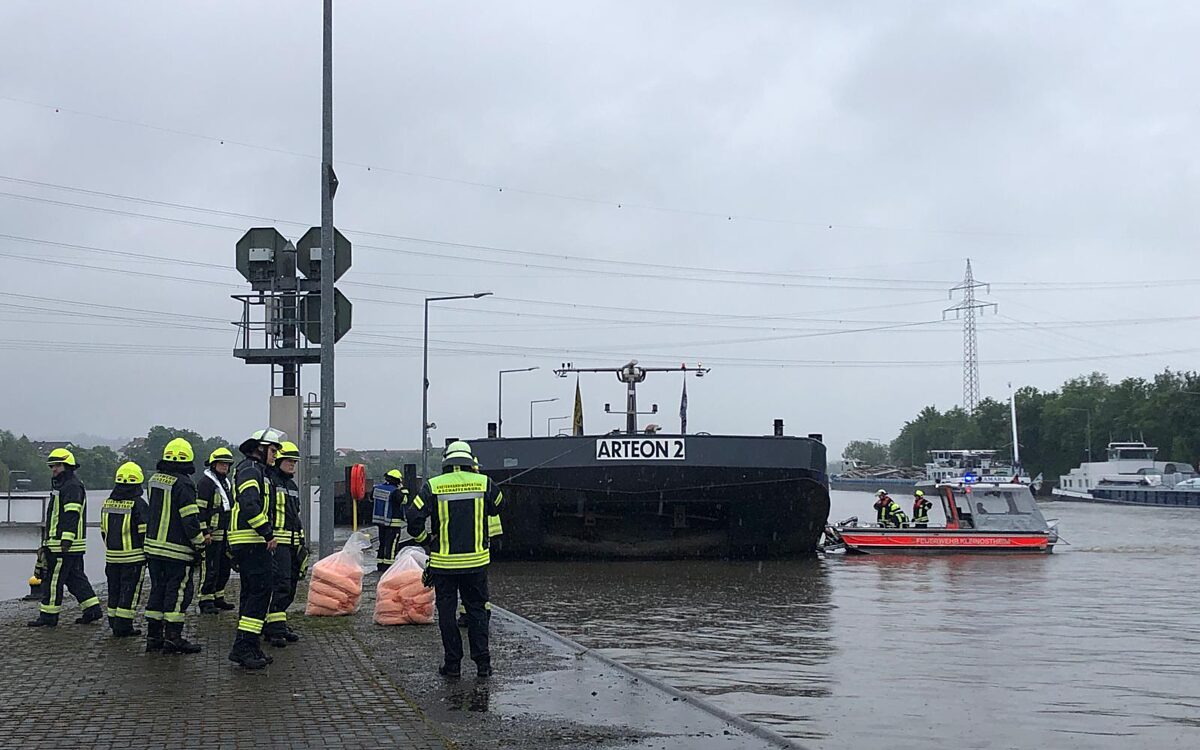 010624 Kleinostheim Schleuse Oel Unfall 4 010624 Kleinostheim Schleuse Oel Unfall 4