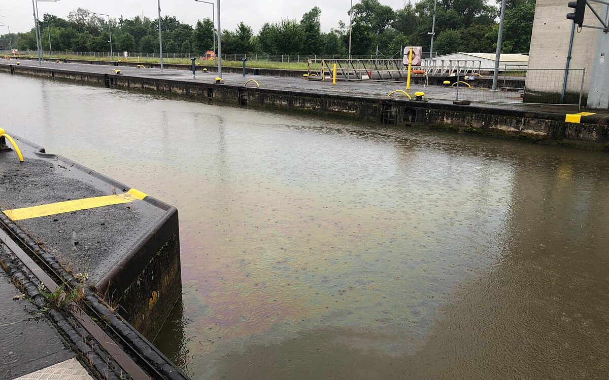 010624 Kleinostheim Schleuse Unfall Oel 1 010624 Kleinostheim Schleuse Unfall Oel 1