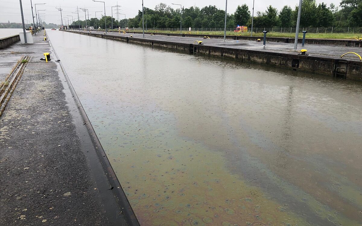 010624 Kleinostheim Schleuse Unfall Oel 2 010624 Kleinostheim Schleuse Unfall Oel 2