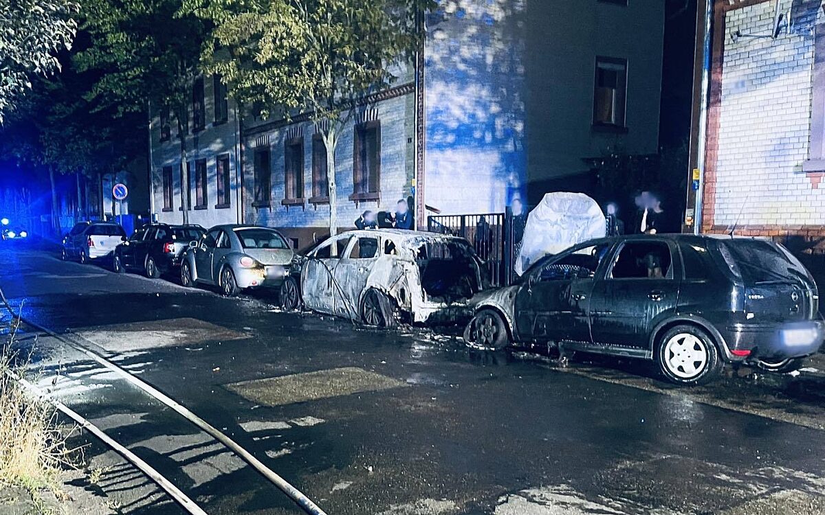 010823 HU Grossauheim Brandstiftung Autobrand 2 Foto Feuerwehr Hanau 010823 HU Grossauheim Brandstiftung Autobrand 2 Foto Feuerwehr Hanau