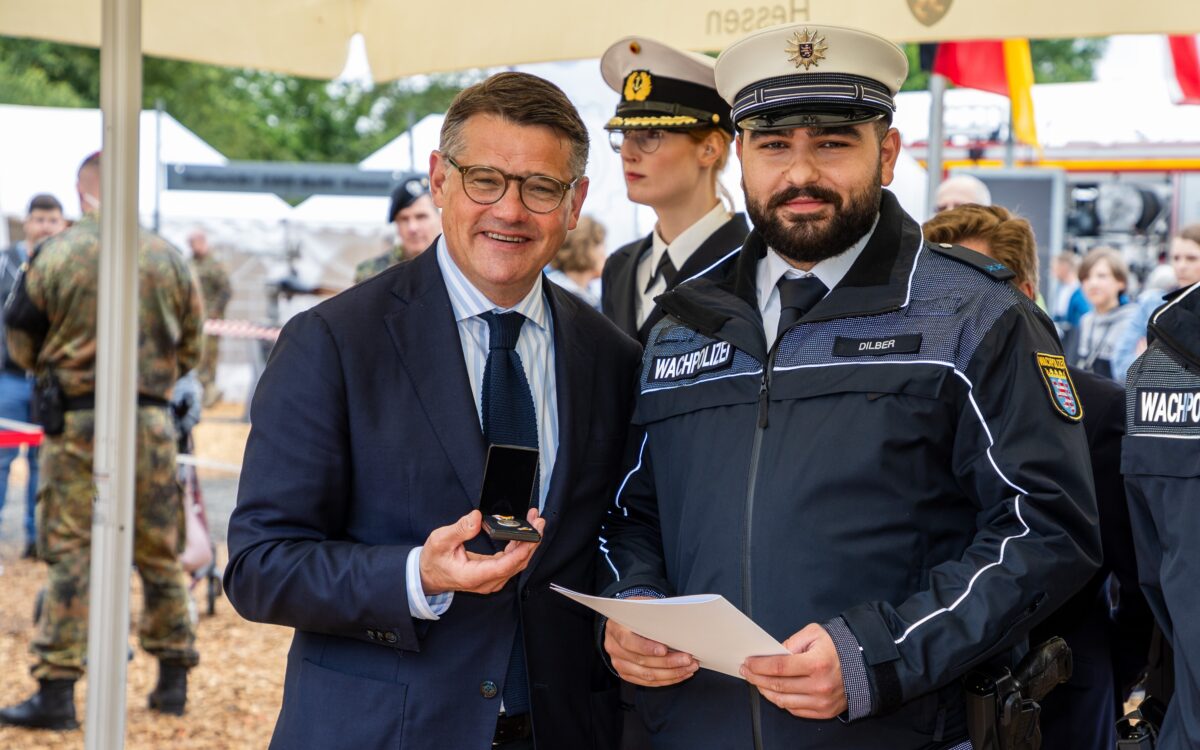 020624 Hainburger Ilhan Dilber bekommt Rettungsmedaile 020624 Hainburger Ilhan Dilber bekommt Rettungsmedaile