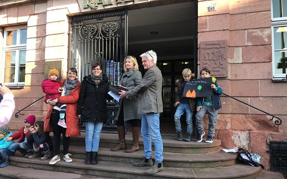 030323 MIL Buergerbegehren Unterschruften Ueberreichung HW 030323 MIL Buergerbegehren Unterschruften Ueberreichung HW