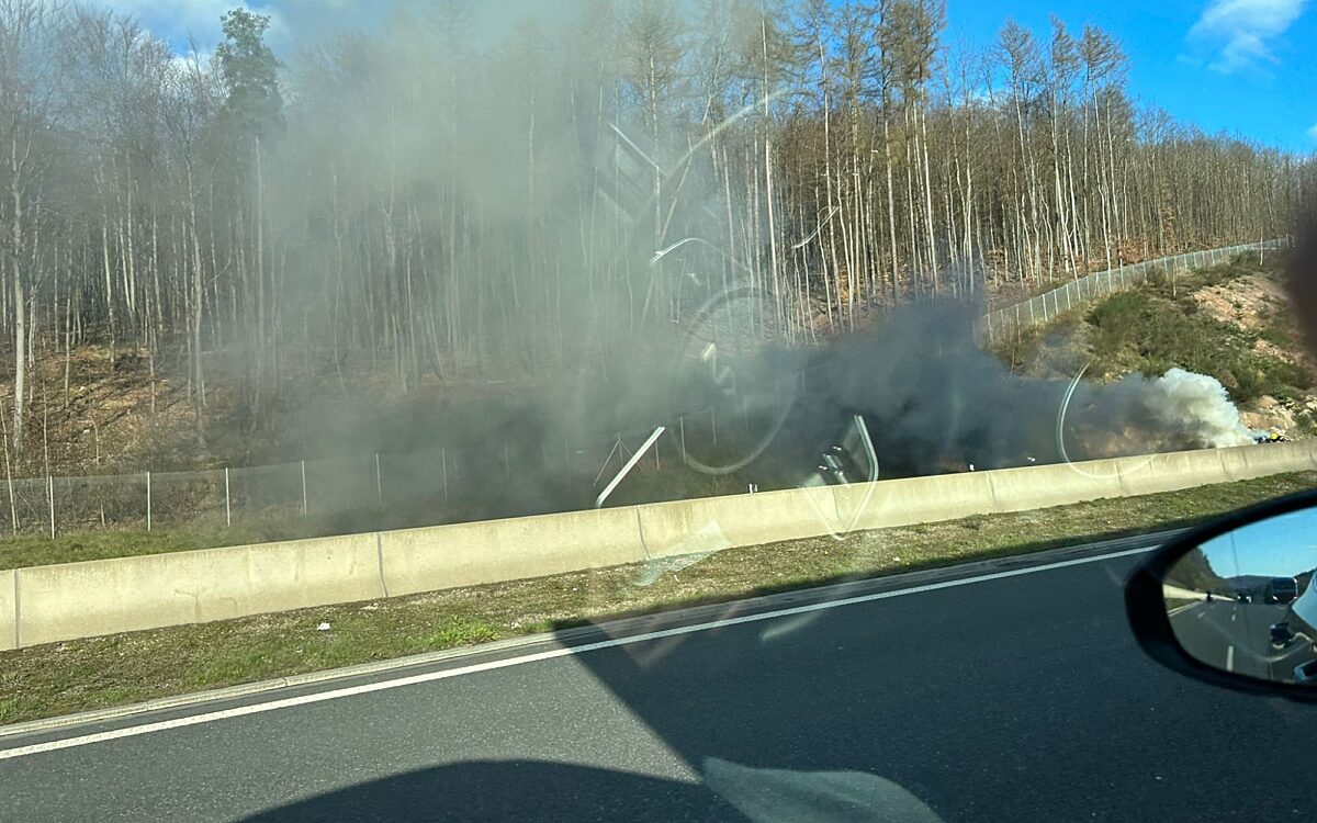 030423 Weibersbrunn Auto brennt 030423 Weibersbrunn Auto brennt