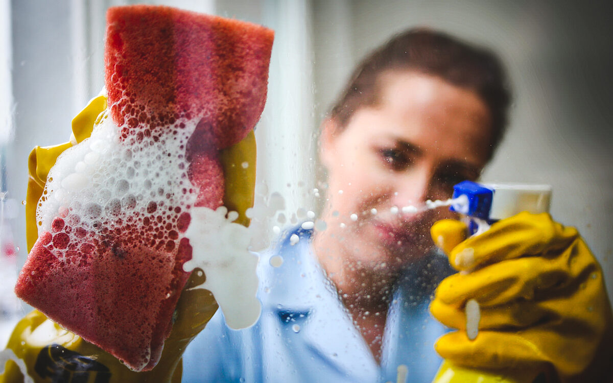 040122 Gebaeudereinigung Putzen Fenster