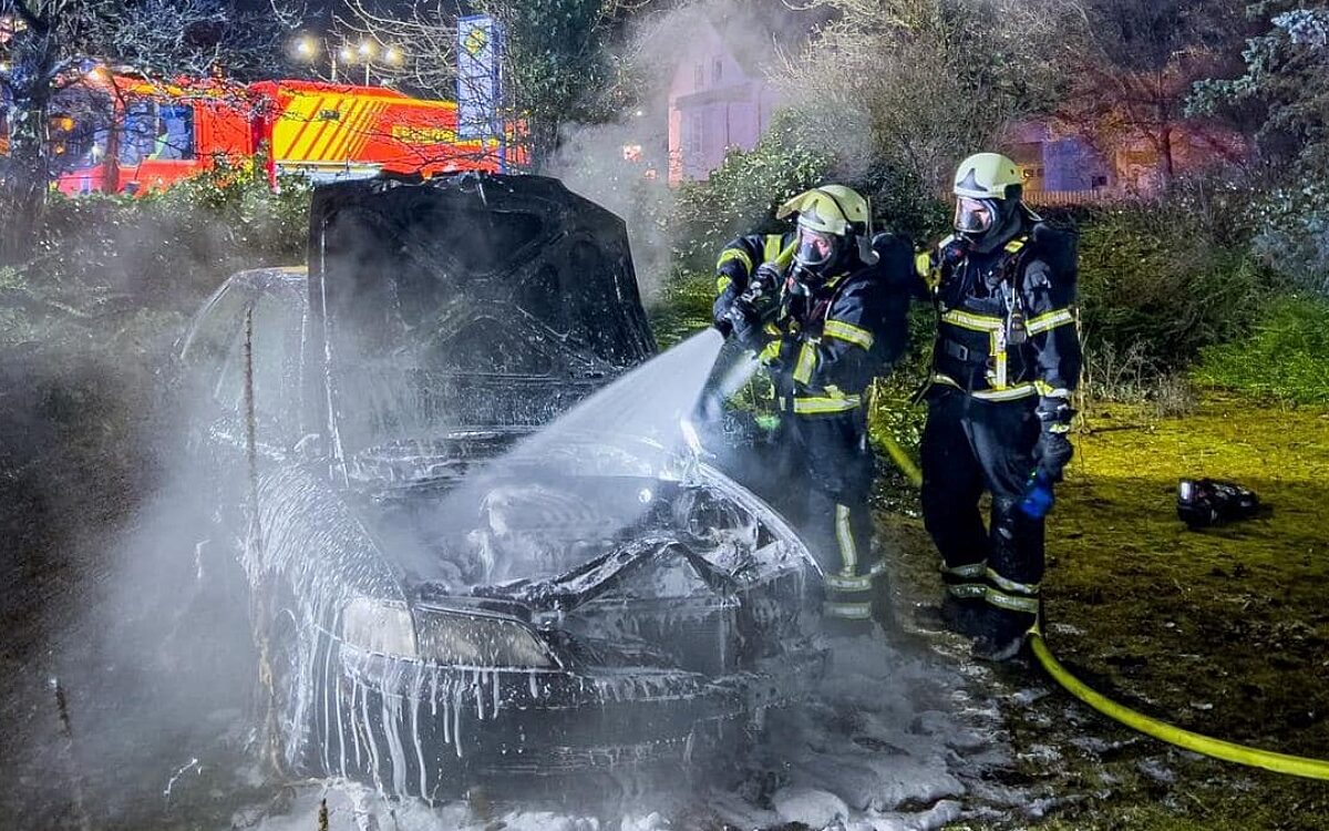 040123 Bad Orb PKW Brand Bild FF Bad Orb breit 040123 Bad Orb PKW Brand Bild FF Bad Orb breit