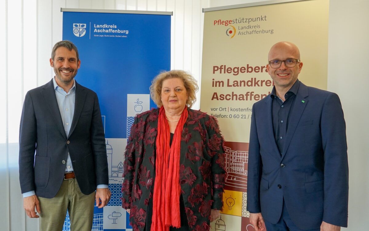 040422 Kreis AB Vertragsunterzeichnung zur Einrichtung eines Pflegestuetzpunkts 040422 Kreis AB Vertragsunterzeichnung zur Einrichtung eines Pflegestuetzpunkts