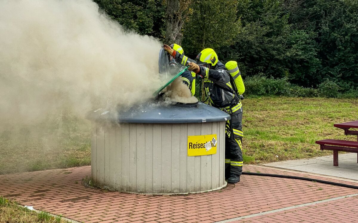041021 Langenselbold Muellcontainerbrand 041021 Langenselbold Muellcontainerbrand