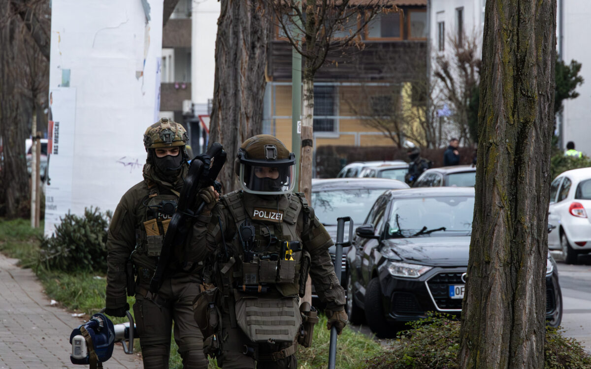 050126 Offenbach SEK Einsatz Foto 5 VISION