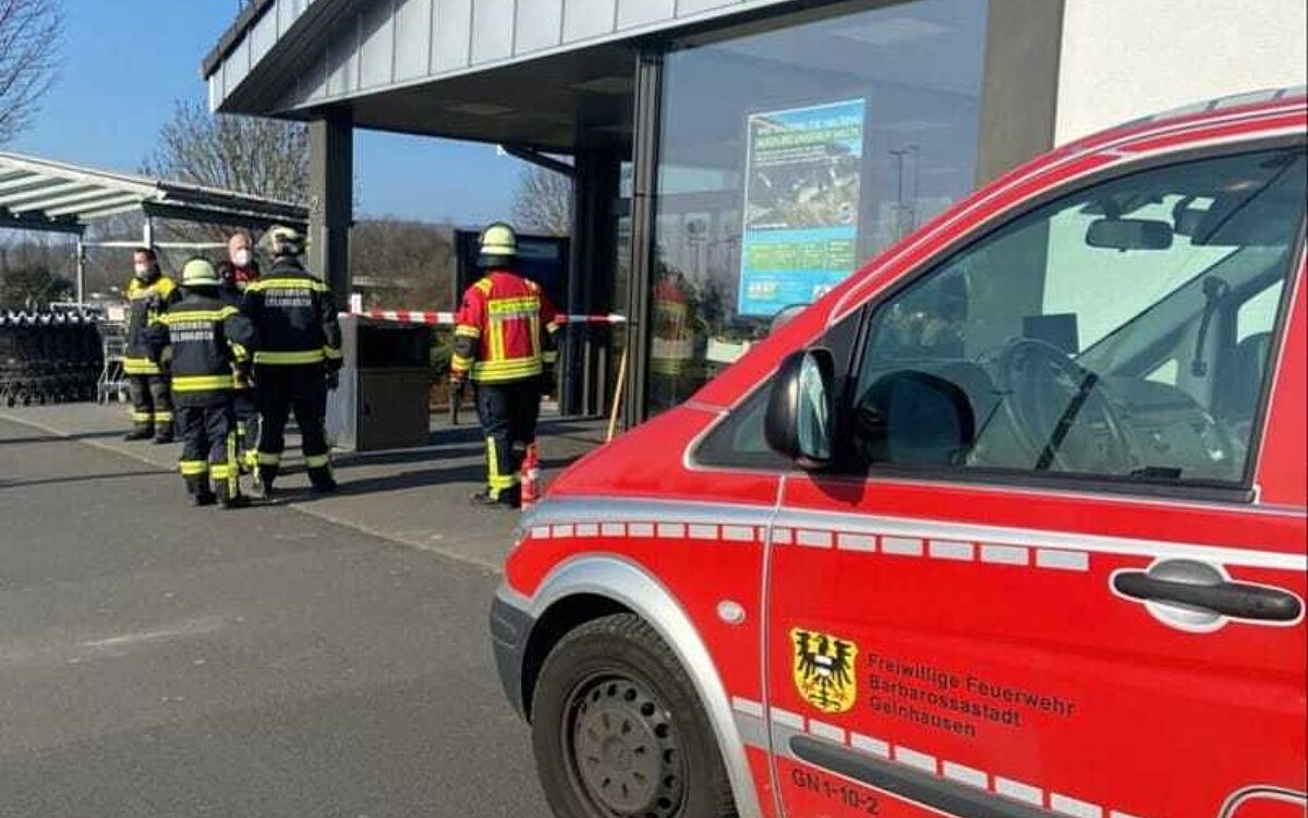 050322 Gelnhausen Spinne Supermarkt Feuerwehr 050322 Gelnhausen Spinne Supermarkt Feuerwehr