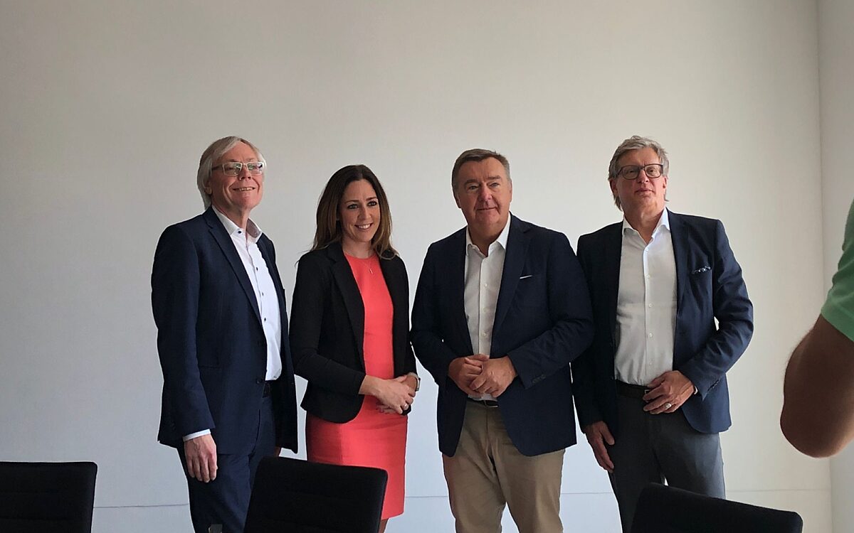 050623 HU Geschaeftsfuehrer Strssenbahn Gmb H ist Transfrau 050623 HU Geschaeftsfuehrer Strssenbahn Gmb H ist Transfrau