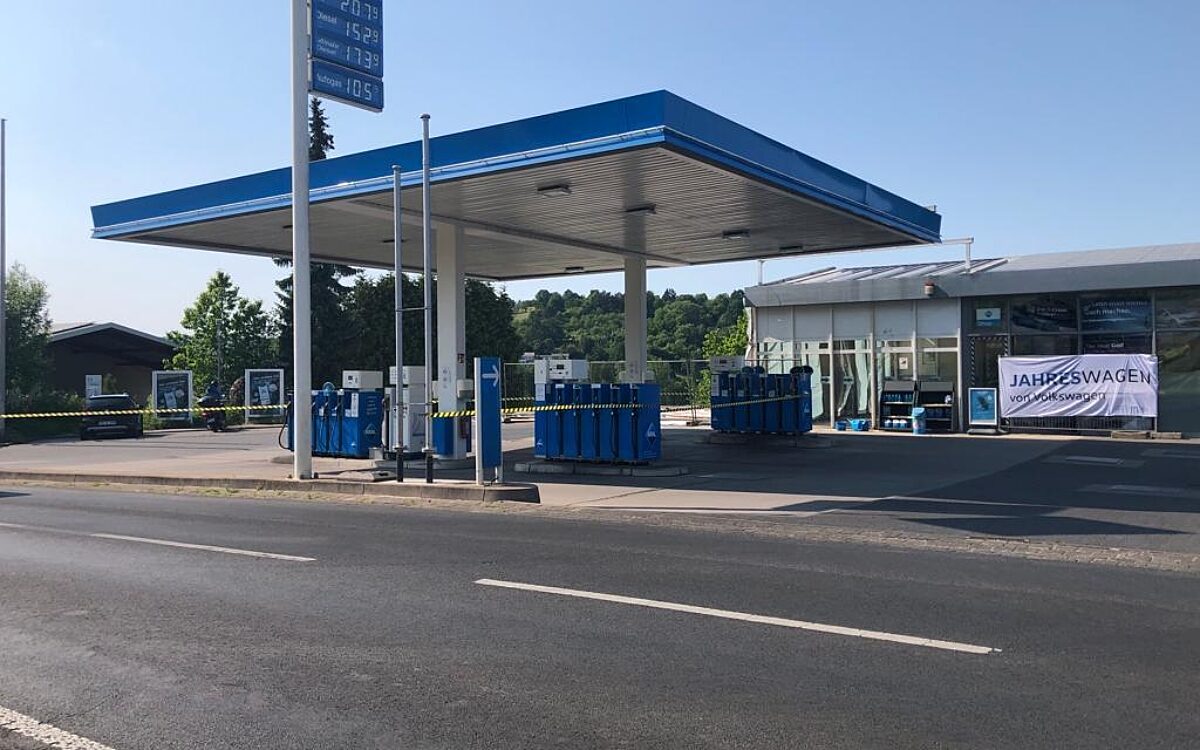 050623 Moembris Schimborn Auto faehrt in Tankstelle 5 050623 Moembris Schimborn Auto faehrt in Tankstelle 5