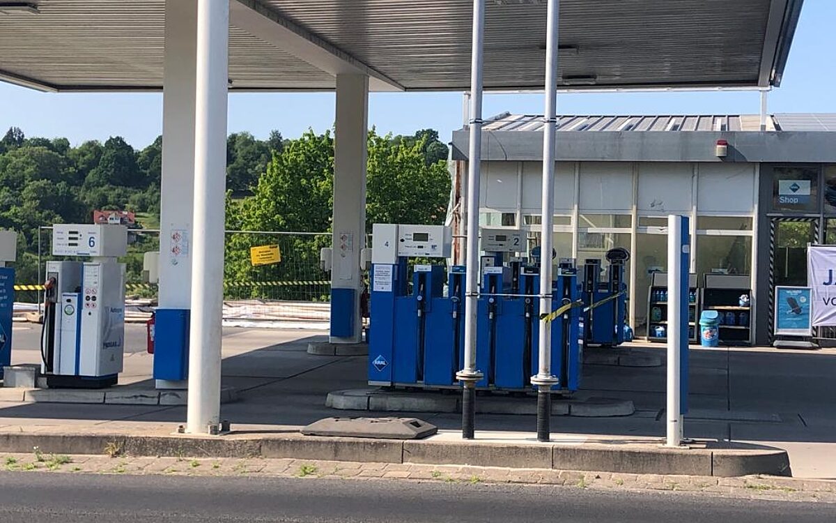 050623 Moembris Schimborn Auto faehrt in Tankstelle 6 050623 Moembris Schimborn Auto faehrt in Tankstelle 6