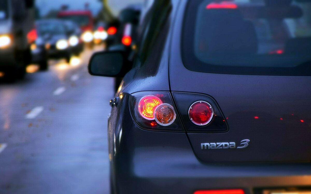 051021 Symbolbild Auto Ruecklicht Verkehr Geschwindigkeit 051021 Symbolbild Auto Ruecklicht Verkehr Geschwindigkeit