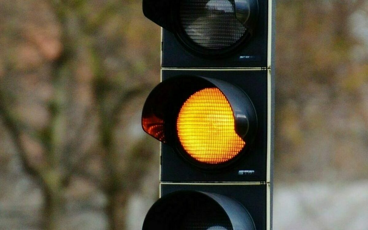 061121 Symbolbild Ampel Gelb Corona 061121 Symbolbild Ampel Gelb Corona