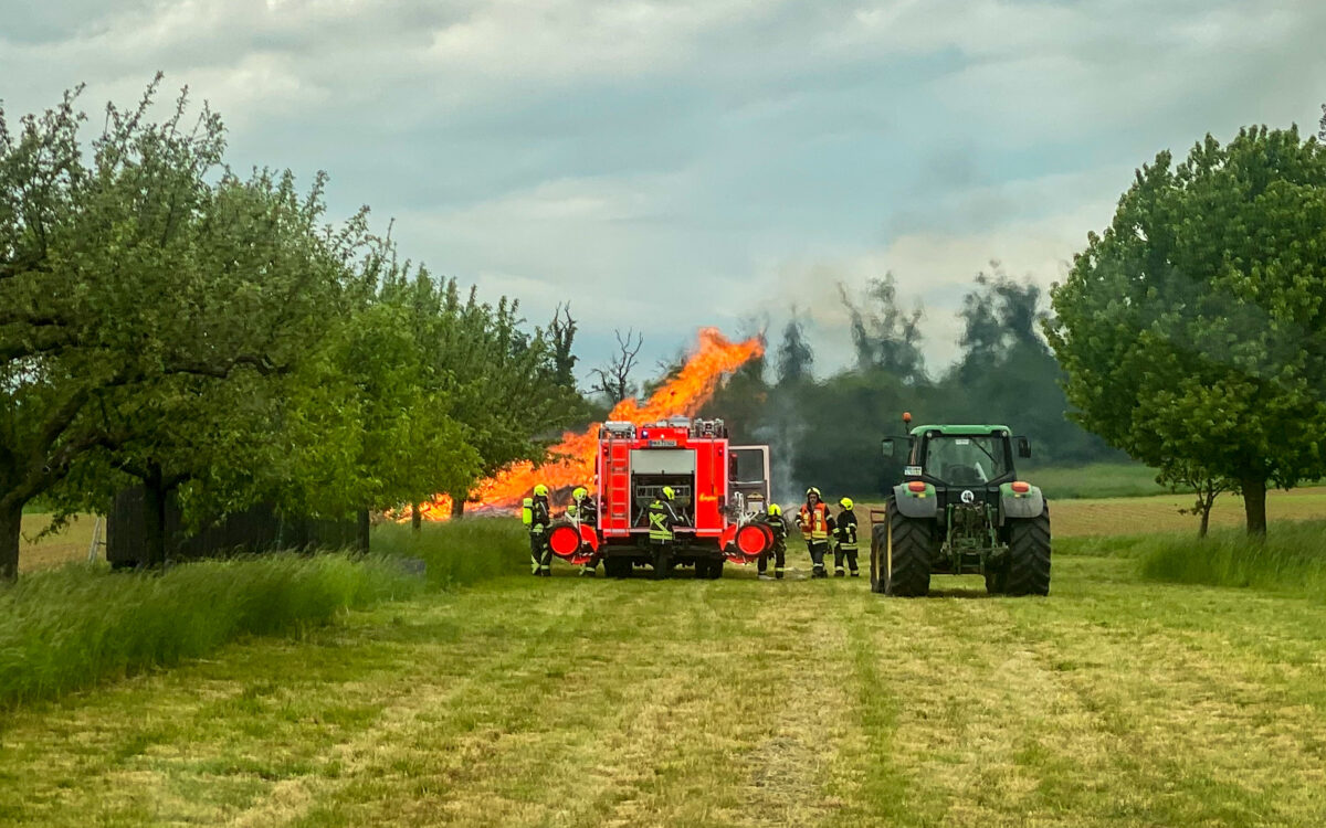 070526 Langenselbold Reisighaufen Brand 3