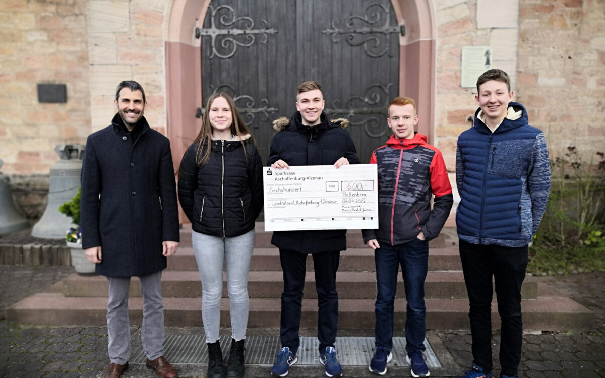 080422 Rottenberg Feldkahl Ministranten Spendenuebergabe an Landrat Dr Legler 080422 Rottenberg Feldkahl Ministranten Spendenuebergabe an Landrat Dr Legler