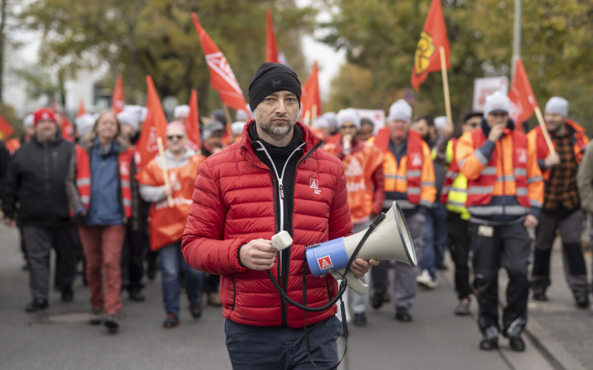 081124 Obertshausen GKN Demozug zur gemeinsamen Kundgebung der Betriebe Tecsis Dematic und GKN Driveline vor dem Verwaltungsgebaeude von GKN 081124 Obertshausen GKN Demozug zur gemeinsamen Kundgebung der Betriebe Tecsis Dematic und GKN Driveline vor dem Verwaltungsgebaeude von GKN