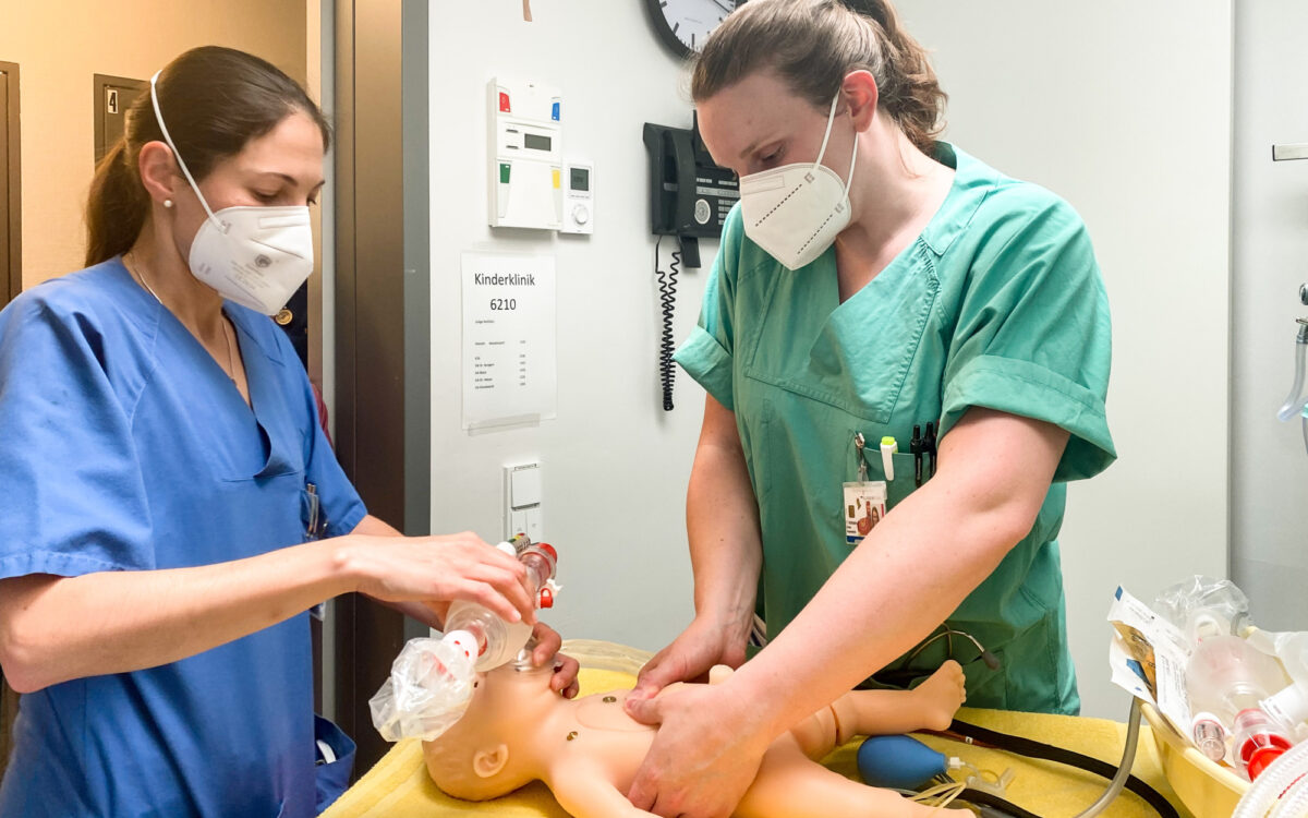 090323 Hanau Klinikum Schulung Reanimationspuppe Charlie 090323 Hanau Klinikum Schulung Reanimationspuppe Charlie