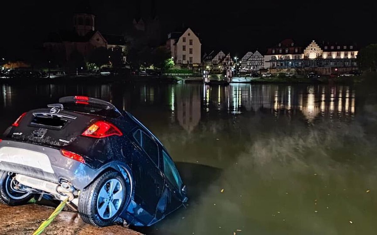 090924 Auto im Main feuerwehr karlstein 090924 Auto im Main feuerwehr karlstein