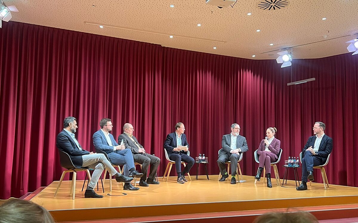 100226 HU Gespraechsrunde 1 100226 HU Gespraechsrunde 1