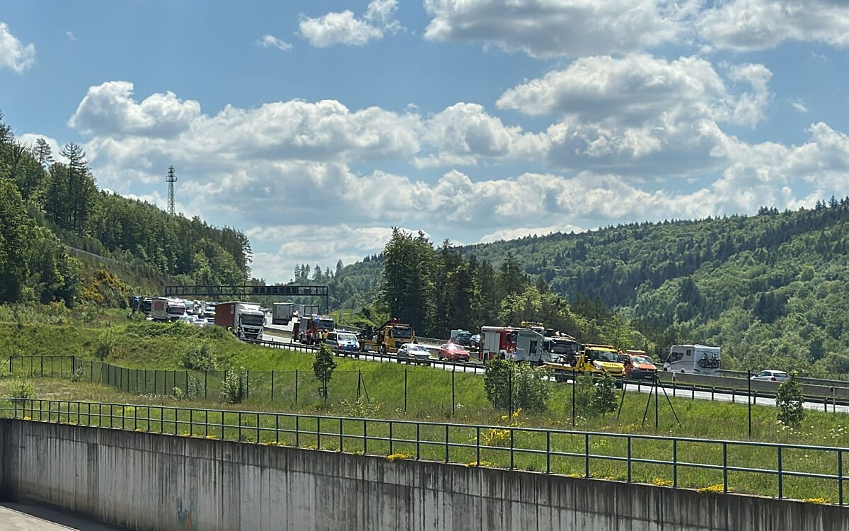 100524 Weibersbrunn Unfall zwei haelften 1 100524 Weibersbrunn Unfall zwei haelften 1