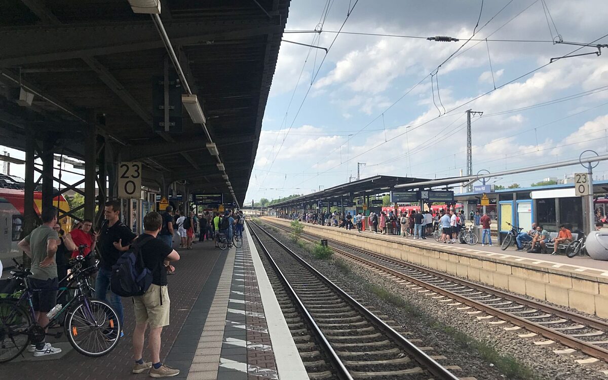 100723 Hanau Hauptbahnhof Hbf ueberfuellt 100723 Hanau Hauptbahnhof Hbf ueberfuellt