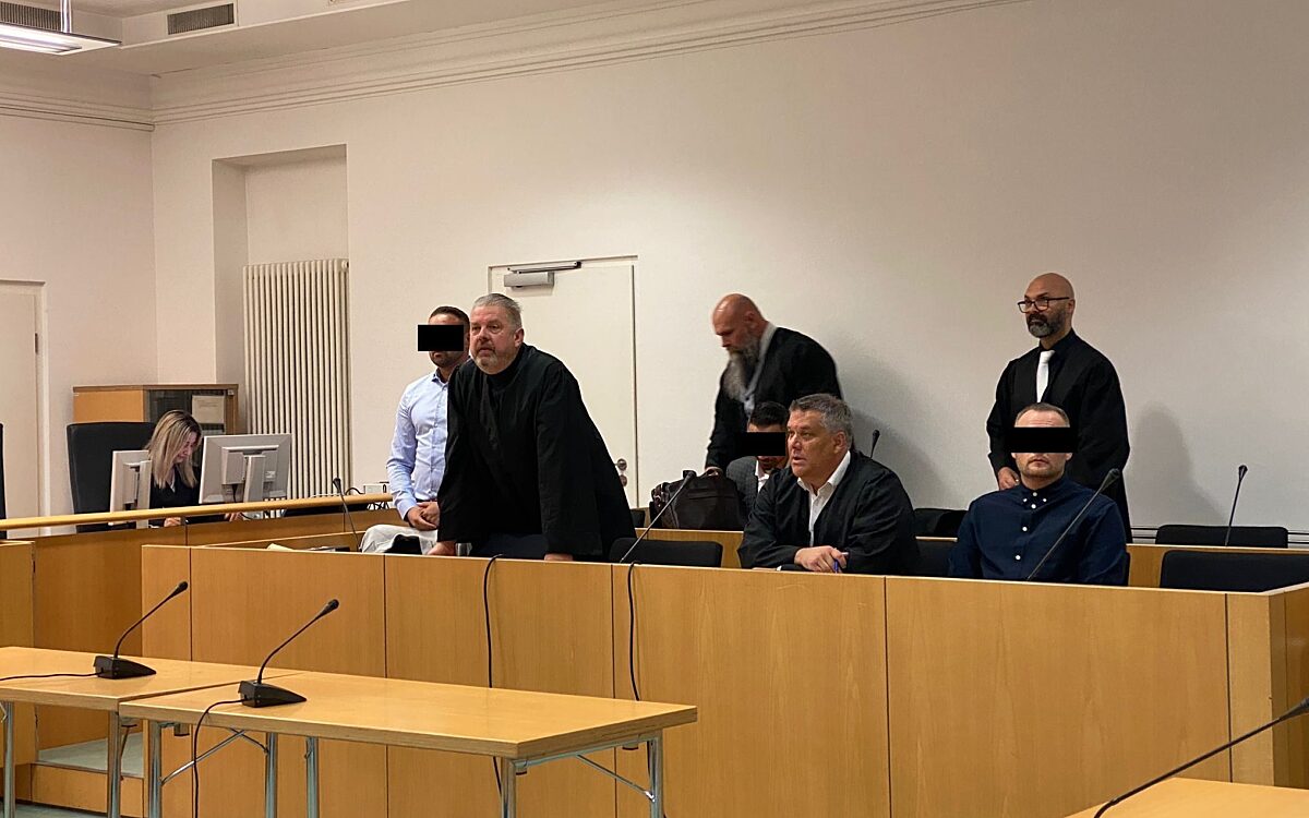 100924 LG HU Schuesse durch Tuer UNGEPIXELT 100924 LG HU Schuesse durch Tuer UNGEPIXELT