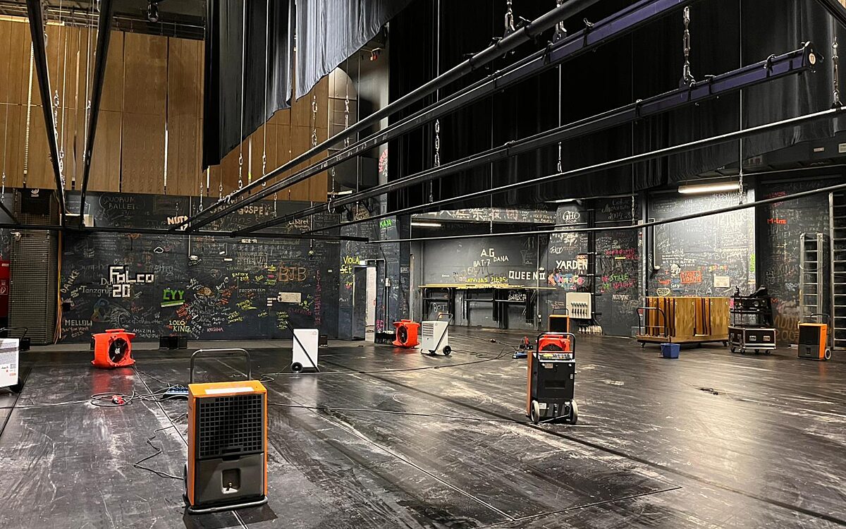 101124 AB Stadthalle Wasserschaden 101124 AB Stadthalle Wasserschaden