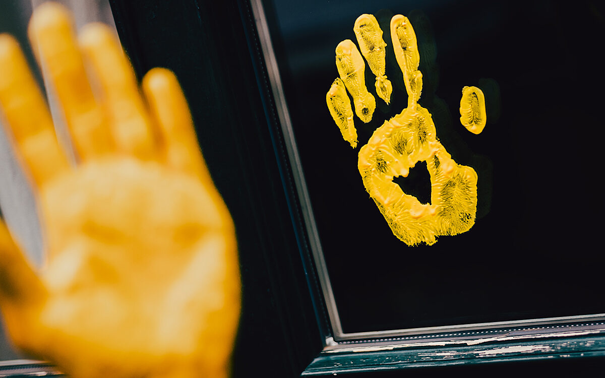 101224 Wettbewerb Gelbe Hand mit Herz 101224 Wettbewerb Gelbe Hand mit Herz